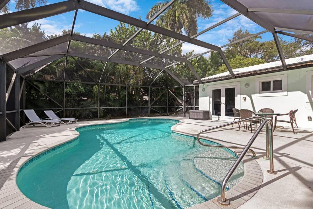 Heated Pool I Soundproof Home I Firepit I 630Mbps Холивуд Екстериор снимка