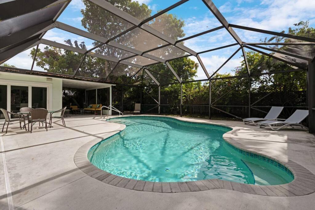 Heated Pool I Soundproof Home I Firepit I 630Mbps Холивуд Екстериор снимка