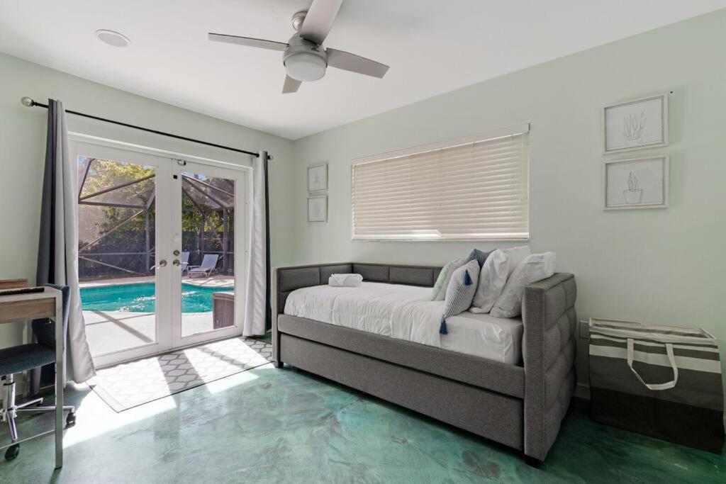 Heated Pool I Soundproof Home I Firepit I 630Mbps Холивуд Екстериор снимка